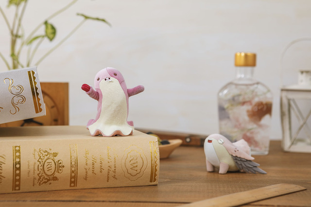 「『メイドインアビス 烈日の黄金郷』マアアさん＆メイニャ　ミニフロッキーフィギュア」（C）つくしあきひと・竹書房／メイドインアビス「烈日の黄金郷」製作委員会