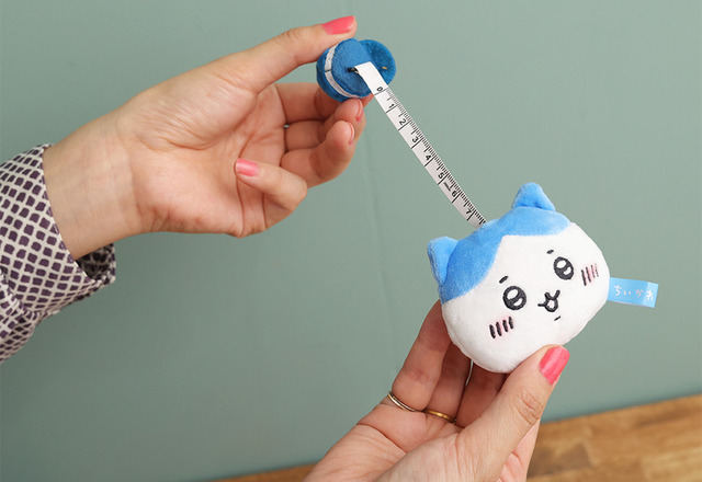 ちいかわ郵便局アイテム「ぬいぐるみメジャー ハチワレ」使用例（C）nagano / chiikawa committee