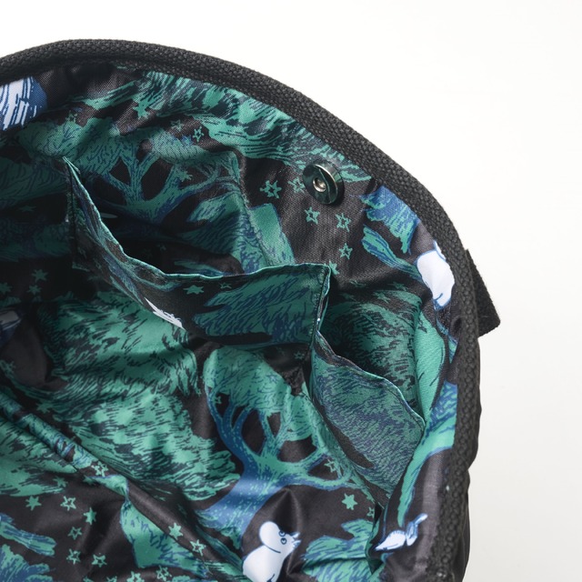 「MOOMIN×kippis コラボ限定柄ふわ軽キルティングショルダーバッグ BOOK」が発売。スマホも入る内ポケットは2つ（C）Moomin Characters