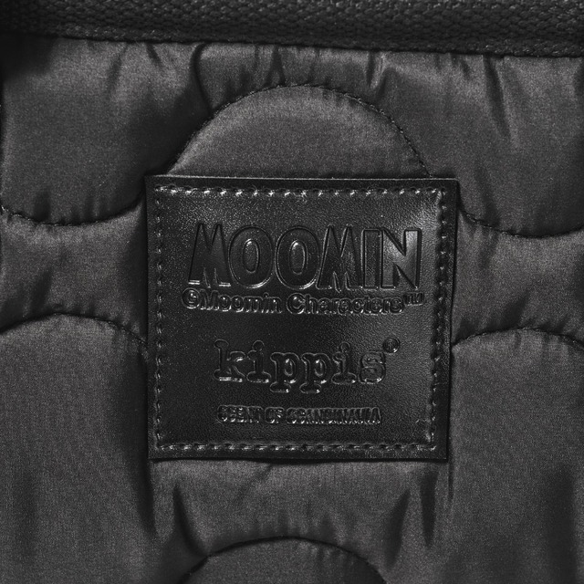 「MOOMIN×kippis コラボ限定柄ふわ軽キルティングショルダーバッグ BOOK」が発売。どちらの面も使える両A面仕様（C）Moomin Characters