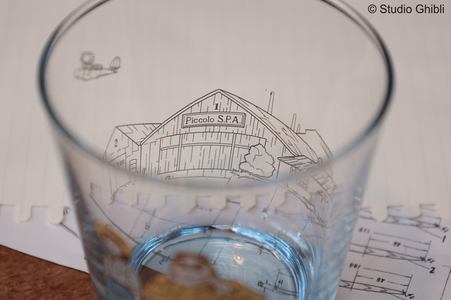 「紅の豚 空色グラス」各1,980円（税込）「紅の豚 ポルコごっこ サボイアS.21 (Porco Gocco SAVOIA S.21)」8,580円（税込）（C）Studio Ghibli