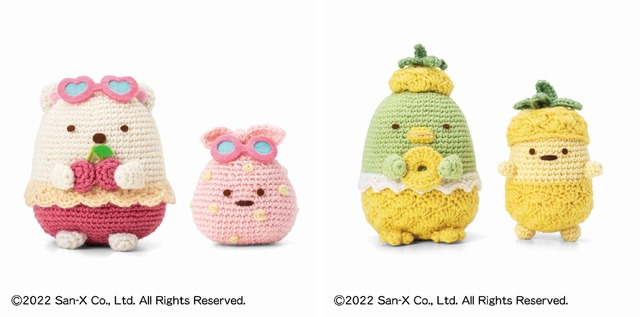「クチュリエ × すみっコぐらし フルーツコスチュームにキュンとなるあみぐるみの会」しろくま ＆ ふろしき（さくらんぼ）、ぺんぎん ＆ たぴおか（パイナップル）（C）2022 San-X Co., LTD. All Rights Reserved.