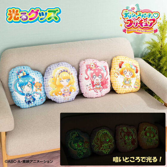 「光るダイカットクッション」各3,630円（税込）（C）ABC-A・東映アニメーション