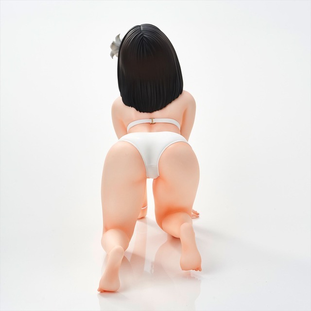 「『がんばれ同期ちゃん』 後輩ちゃん 水着style」19,800円（税込）（C）よむ