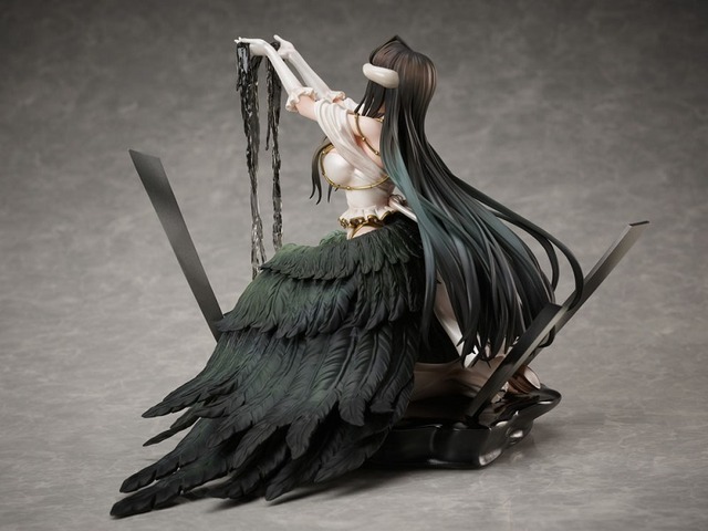 「アルベド 白ドレスver. 1/7スケールフィギュア」44,000円（税込）（C）丸山くがね・KADOKAWA刊／オーバーロード4製作委員会