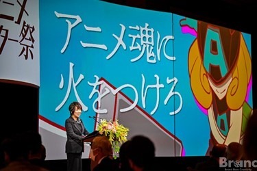 登壇した山﨑久留美理事長