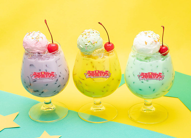 「うる星やつらカフェ」カラーフロート（パープル、イエロー、グリーン）（C）高橋留美子・小学館／アニメ「うる星やつら」製作委員会