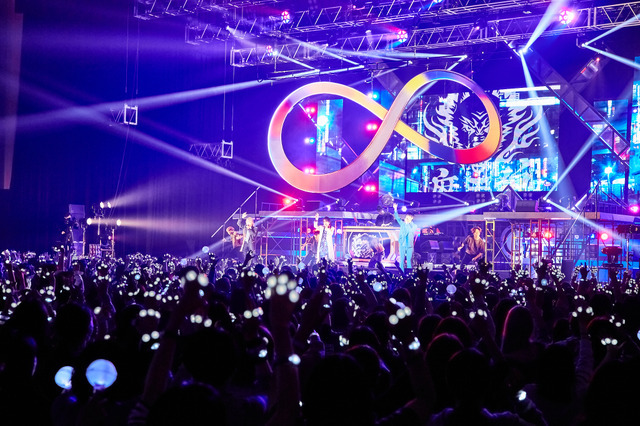 「ヒプノシスマイク -Division Rap Battle- 8th LIVE ≪CONNECT THE LINE≫」シンジュク・ディビジョン“麻天狼”公演の様子（C）King Record Co., Ltd. All rights reserved.