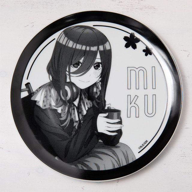 「映画 五等分の花嫁 描き下ろしプレート 中野三玖 キャンプ ver.」（C）春場ねぎ・講談社／映画「五等分の花嫁」製作委員会