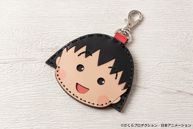 「OJAGA DESIGN まる子ミラーキーホルダー」6,050円（税込）（C）さくらプロダクション／日本アニメーション