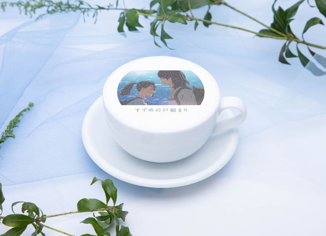 『すずめの戸締まり』カフェ「カフェラテ」（C）2022「すずめの戸締まり」製作委員会