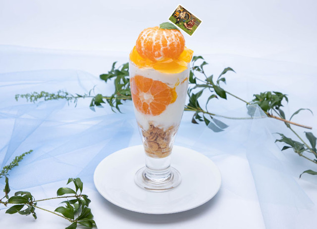 『すずめの戸締まり』カフェ「千果のみかんパフェ」（C）2022「すずめの戸締まり」製作委員会