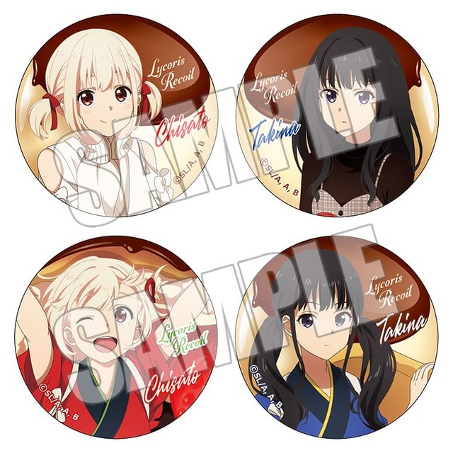 「TVアニメ『リコリス・リコイル』おかしのいえ～Sweets Style～ in 新宿マルイメン」Anisugarプリン＜Sweets Style 錦木 千束＞＜Sweets Style 井ノ上 たきな＞缶バッジ（C）Spider Lily／アニプレックス･ABCアニメーション･BS11