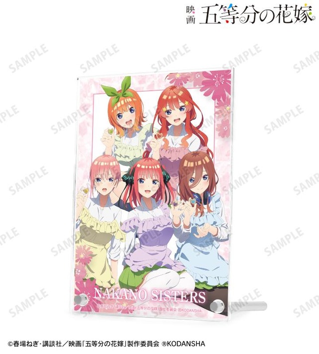 映画『五等分の花嫁』制服エプロンver. ダブルアクリルパネル（C）春場ねぎ・講談社／映画「五等分の花嫁」製作委員会（C）KODANSHA