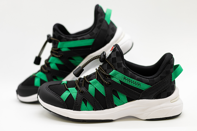 「鬼滅の刃 コラボシューズ produced by 瞬足 第3弾」「竈門炭治郎 2023ver.」モデル（C）吾峠呼世晴／集英社・アニプレックス・ufotable