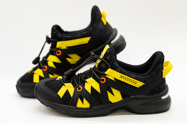 「鬼滅の刃 コラボシューズ produced by 瞬足 第3弾」「我妻善逸 2023ver.」モデル（C）吾峠呼世晴／集英社・アニプレックス・ufotable