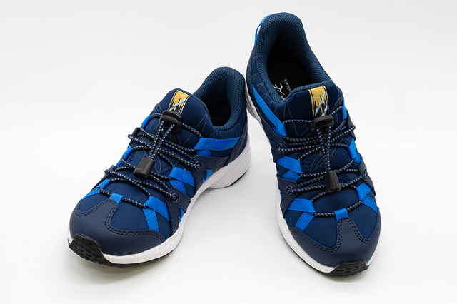 「鬼滅の刃 コラボシューズ produced by 瞬足 第3弾」「嘴平伊之助 2023ver.」モデル（C）吾峠呼世晴／集英社・アニプレックス・ufotable