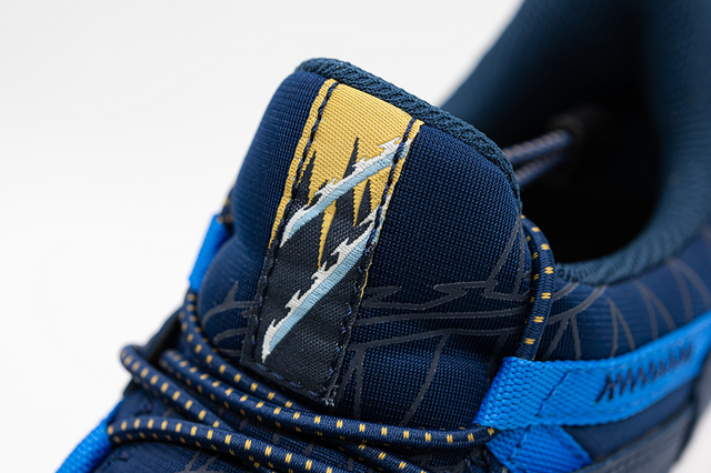 「鬼滅の刃 コラボシューズ produced by 瞬足 第3弾」「嘴平伊之助 2023ver.」モデル（C）吾峠呼世晴／集英社・アニプレックス・ufotable