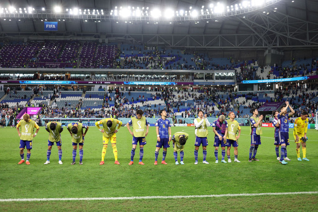 Japan v Croatia: Round of 16 - FIFA World Cup Qatar 2022AL WAKRAH, QATAR - DECEMBER 05: Japan players applaud fans after losing the penalty shoot out during the FIFA World Cup Qatar 2022 Round of 16 match between Japan and Croatia at Al Janoub Stadium on December 05, 2022 in Al Wakrah, Qatar. (Photo by Richard Heathcote/Getty Images)