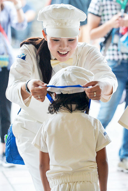 カストーディアルキャスト／「東京ディズニーリゾート キャストの仕事」（発行/編集：講談社/海外キャラクター出版部）