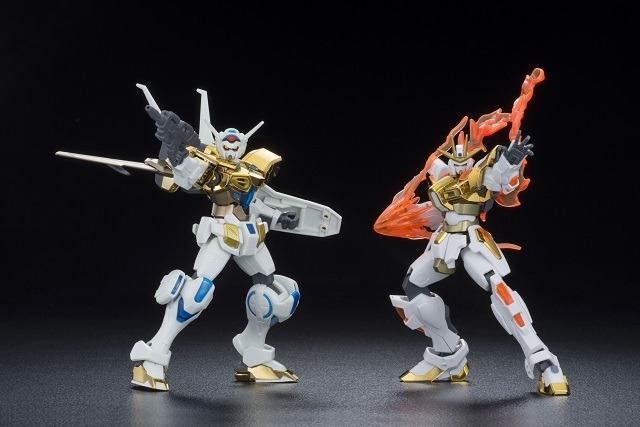 左）HG1/144 ガンダム G-セルフ（大気圏用パック装備型）、右）HGBF1/144 ビルドバーニングガンダム　(C)創通・サンライズ・MBS　(C)創通・サンライズ・テレビ東京