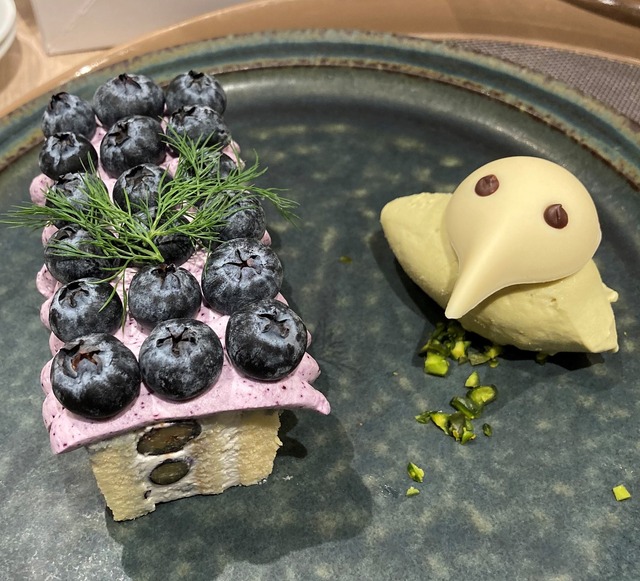 EVANGELION CROSSING EXPOのコラボメニュー「初号機ケーキと使途アイスセット（ドリンク付き）」（C）カラー