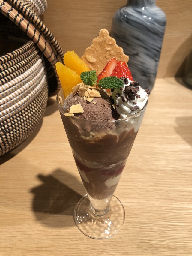 EVANGELION CROSSING EXPOのコラボメニュー「大人のチョコレートパフェ・エヴァ2号機風」（C）カラー