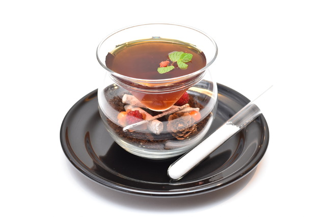 「アニメージュとジブリ展」コラボカフェ　器いっぱいのクコの実紅茶（C）Studio Ghibli（C）Kanyada