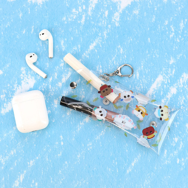 『PUI PUI モルカー DRIVING SCHOOL』クリアポーチ使用例（C）見里朝希／ PUI PUI モルカーDS 製作委員会