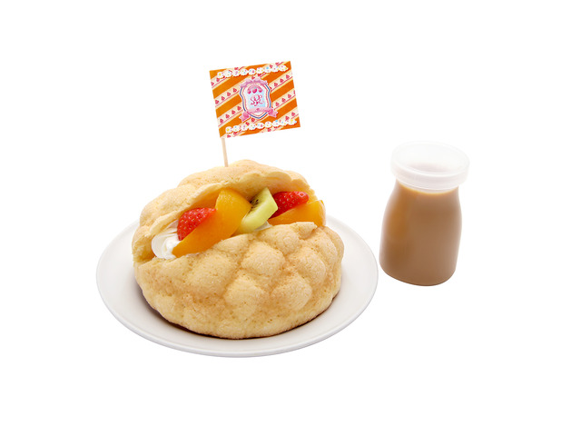 サンリオピューロランド「フレフレ★ピューロ学園」モーニングセットのフルーツメロンパン＆コーヒー牛乳（C）2022 SANRIO CO., LTD. TOKYO, JAPAN