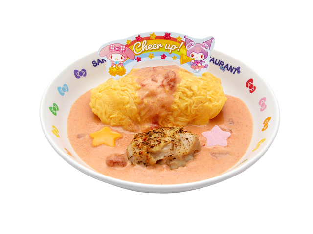 サンリオピューロランド「フレフレ★ピューロ学園」チアアップ！やわらかチキンのトマトクリームオムライス（C）2022 SANRIO CO., LTD. TOKYO, JAPAN