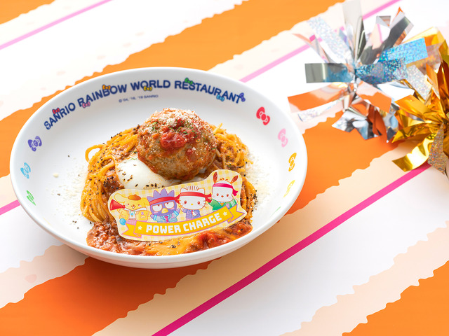サンリオピューロランド「フレフレ★ピューロ学園」大きな肉だんごのスタミナボロネーゼ（C）2022 SANRIO CO., LTD. TOKYO, JAPAN