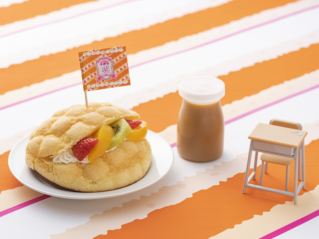 サンリオピューロランド「フレフレ★ピューロ学園」モーニングセットのフルーツメロンパン＆コーヒー牛乳（C）2022 SANRIO CO., LTD. TOKYO, JAPAN