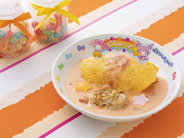 サンリオピューロランド「フレフレ★ピューロ学園」チアアップ！やわらかチキンのトマトクリームオムライス（C）2022 SANRIO CO., LTD. TOKYO, JAPAN