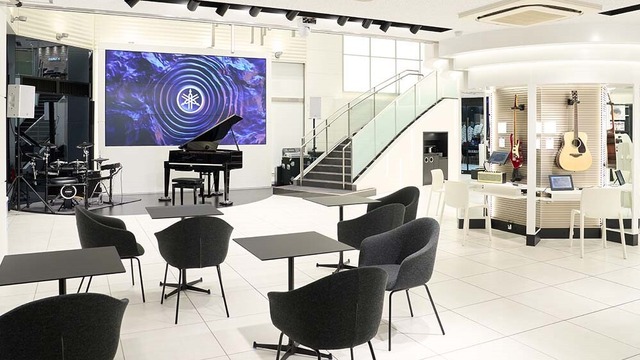 「ぼっち・ざ・ろっく！ STORE JACK ぼっちでも楽しめる楽器店」[銀座・名古屋] 店内の大型サイネージでの映像上映（C）はまじあき／芳文社・アニプレックス