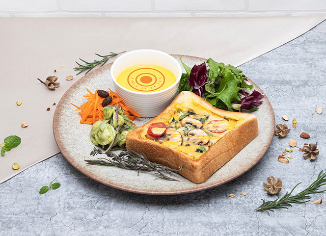 チェンソーマンカフェで提供する「【マキマ】昼下がりのパンキッシュランチ」（C）藤本タツキ/集英社・MAPPA