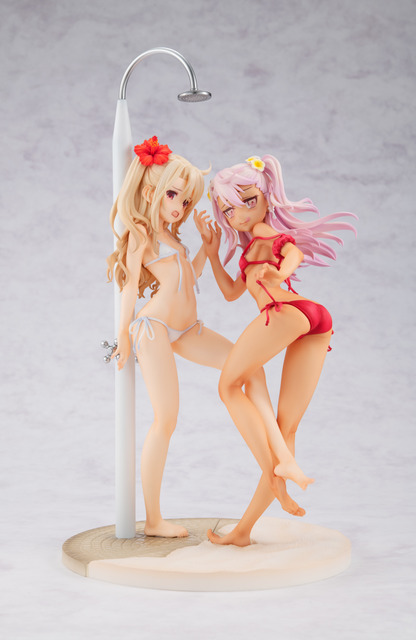 「『Fate/Kaleid liner プリズマ☆イリヤ ツヴァイ ヘルツ！』イリヤスフィール・フォン・アインツベルン ビキニver.」「クロエ・フォン・アインツベルン ビキニver.」（C）2015 ひろやまひろし・TYPE－MOON／KADOKAWA／「プリズマ☆イリヤ ツヴァイヘルツ！」製作委員会