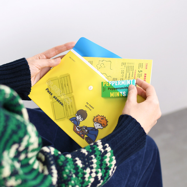 『ブルーロック』× ビィズニィズ「エンベロープケース（潔と國神）」（C）金城宗幸・ノ村優介・講談社／「ブルーロック」製作委員会