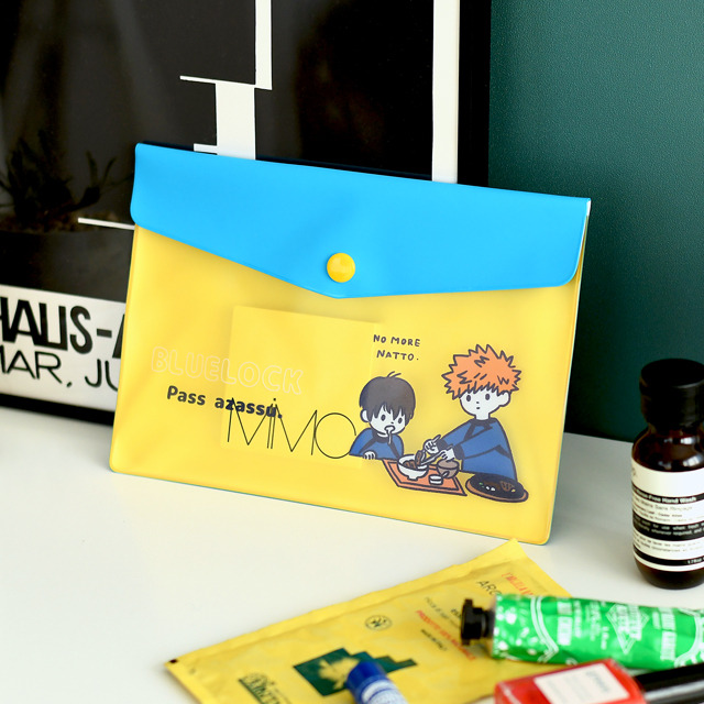 『ブルーロック』× ビィズニィズ「エンベロープケース（潔と國神）」（C）金城宗幸・ノ村優介・講談社／「ブルーロック」製作委員会