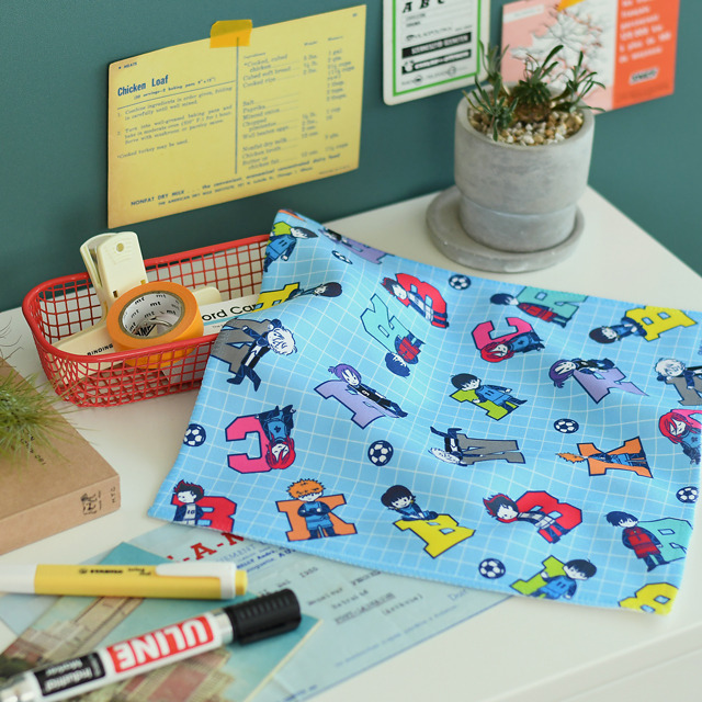 『ブルーロック』× ビィズニィズ「ハンドタオル（イニシャル）」（C）金城宗幸・ノ村優介・講談社／「ブルーロック」製作委員会