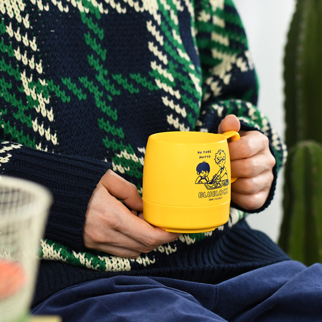 『ブルーロック』× ビィズニィズ「DINEXマグカップ（潔と國神）」（C）金城宗幸・ノ村優介・講談社／「ブルーロック」製作委員会