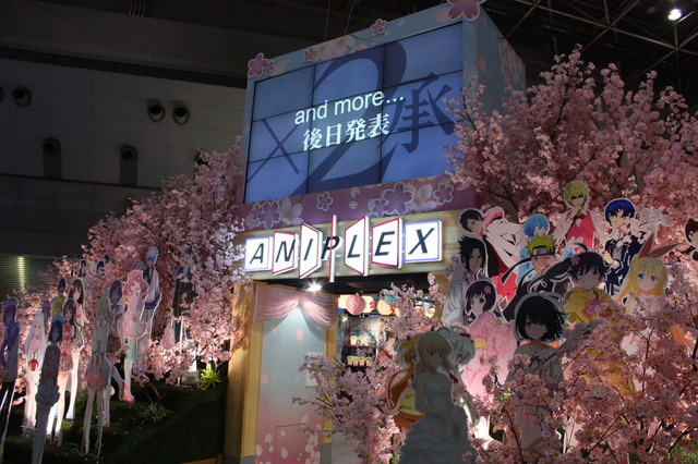 桜がテーマ！アニプレックスブース「アイマス シンデレラガールズ」、「冴えない彼女の育て方」の等身大パネルが登場