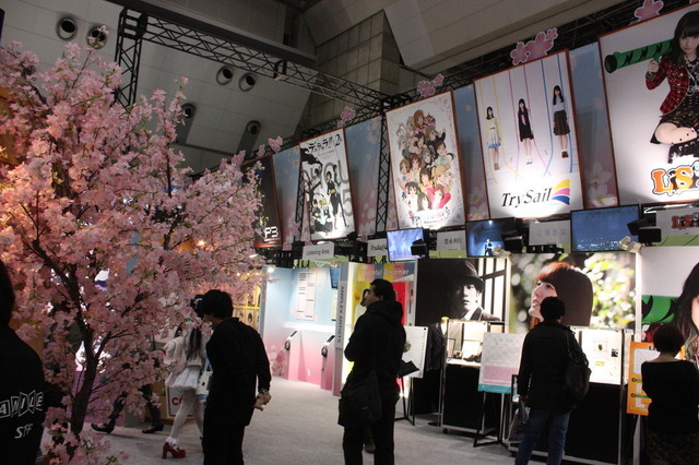 桜がテーマ！アニプレックスブース「アイマス シンデレラガールズ」、「冴えない彼女の育て方」の等身大パネルが登場