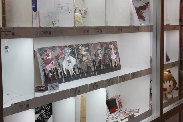 桜がテーマ！アニプレックスブース「アイマス シンデレラガールズ」、「冴えない彼女の育て方」の等身大パネルが登場