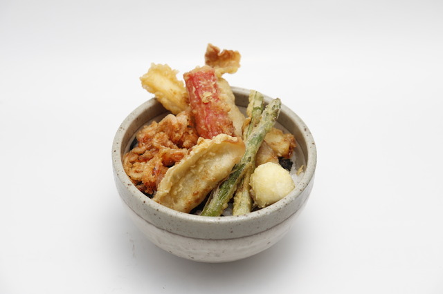 「エヴァンゲリオン×シン・仮面ライダー酒場」知らない天丼（天井）（C）カラー（C）石森プロ・東映/2023「シン・仮面ライダー」製作委員会