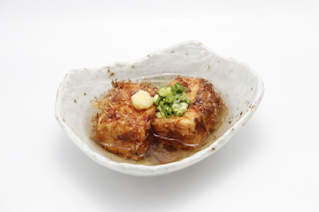 「エヴァンゲリオン×シン・仮面ライダー酒場」カツオだし香る（カヲル）揚げ出し豆腐（C）カラー（C）石森プロ・東映/2023「シン・仮面ライダー」製作委員会