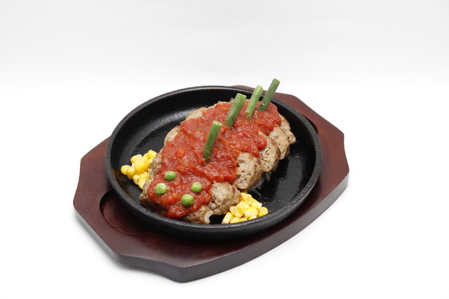 「エヴァンゲリオン×シン・仮面ライダー酒場」ビーストハンバーグステーキ（C）カラー（C）石森プロ・東映/2023「シン・仮面ライダー」製作委員会