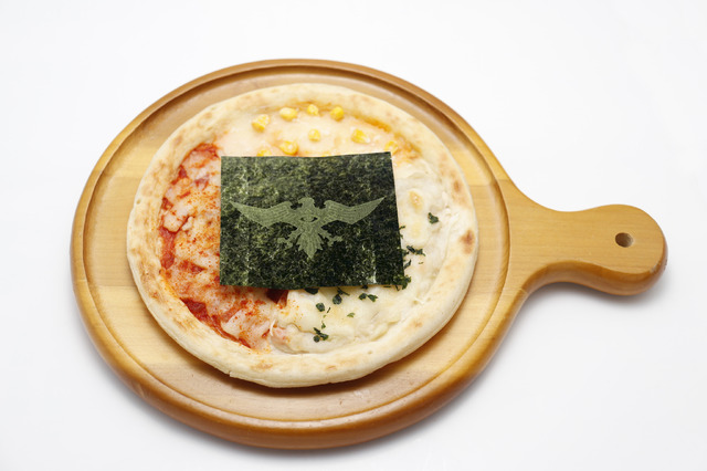 「エヴァンゲリオン×シン・仮面ライダー酒場」SHOCKERオーグピザ（C）カラー（C）石森プロ・東映/2023「シン・仮面ライダー」製作委員会