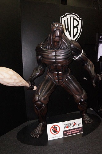 実物大テラフォーマーにスバル公式痛車も登場、立体推しのワーナーブース@AnimeJapan 2015