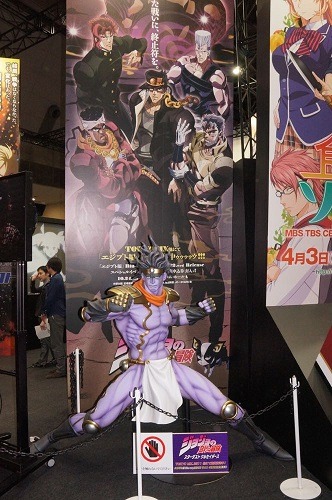 実物大テラフォーマーにスバル公式痛車も登場、立体推しのワーナーブース@AnimeJapan 2015